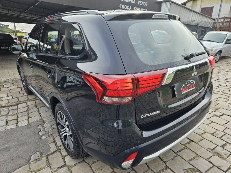 MITSUBISHI - OUTLANDER - 2015/2016 - Preta - R$ 87.900,00