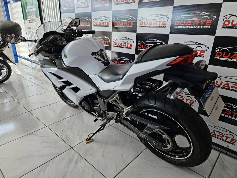 KAWASAKI - NINJA 300 - 2014/2015 - Branca - R$ 21.900,00