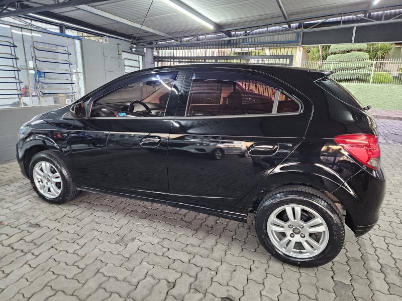 CHEVROLET - ONIX - 2013/2013 - Preta - R$ 43.900,00