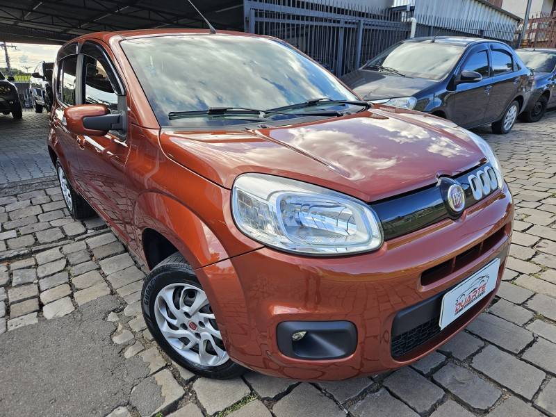 FIAT - UNO - 2015/2016 - Laranja - R$ 49.900,00