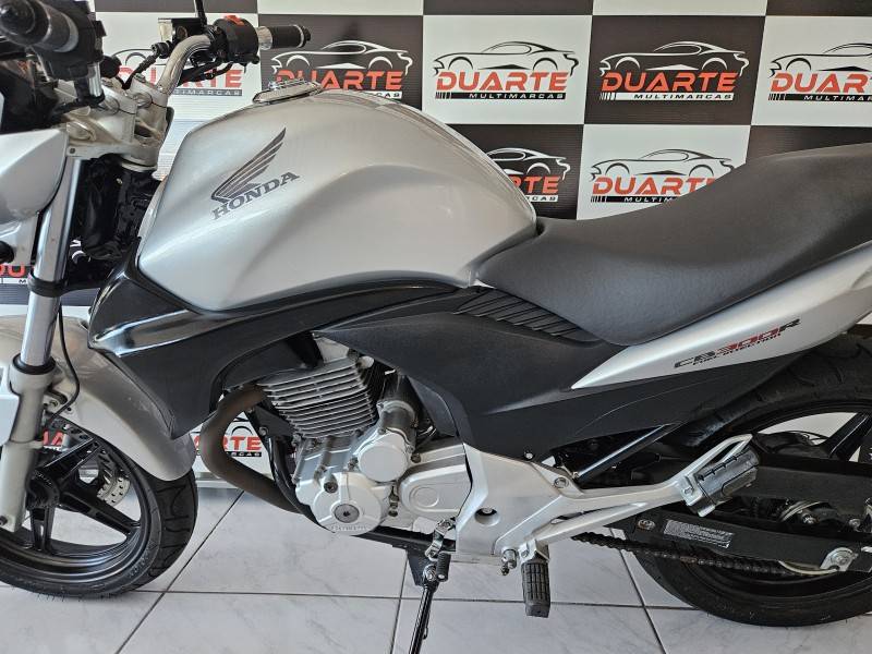 HONDA - CB 300R - 2009/2010 - Prata - R$ 13.500,00