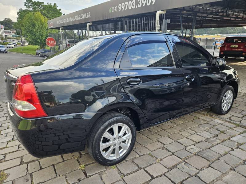 TOYOTA - ETIOS - 2016/2017 - Preta - R$ 61.900,00