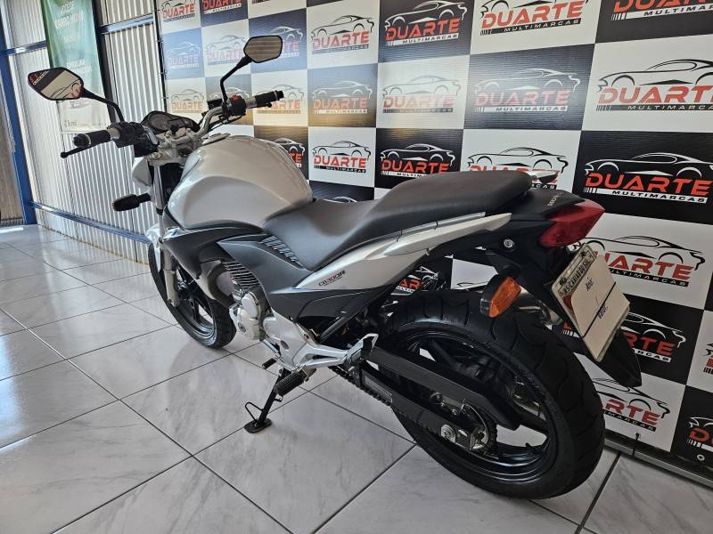 HONDA - CB 300R - 2009/2010 - Prata - R$ 13.500,00