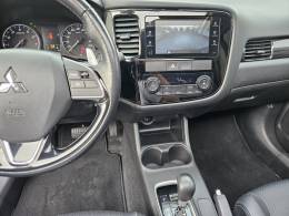 MITSUBISHI - OUTLANDER - 2015/2016 - Preta - R$ 87.900,00