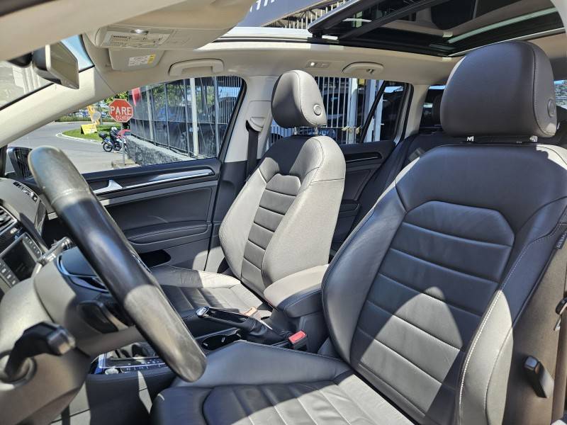 VOLKSWAGEN - GOLF - 2015/2016 - Prata - R$ 88.900,00