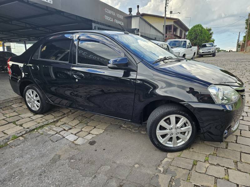 TOYOTA - ETIOS - 2016/2017 - Preta - R$ 61.900,00