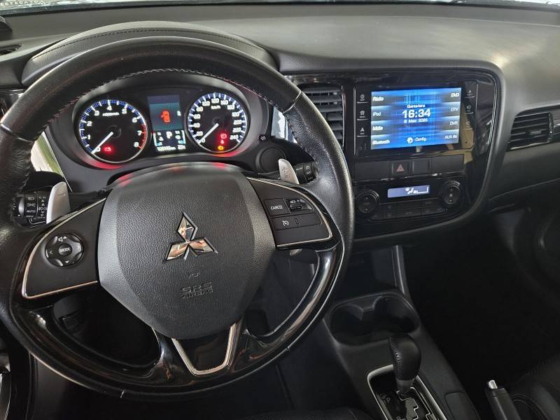 MITSUBISHI - OUTLANDER - 2015/2016 - Preta - R$ 87.900,00