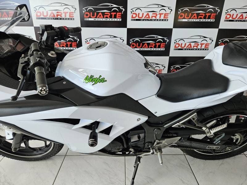 KAWASAKI - NINJA 300 - 2014/2015 - Branca - R$ 21.900,00