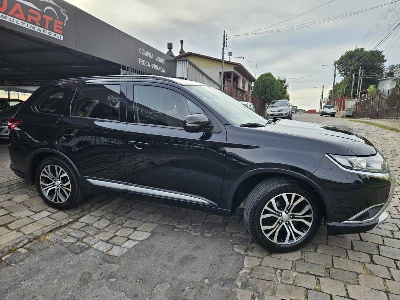 MITSUBISHI - OUTLANDER - 2015/2016 - Preta - R$ 87.900,00