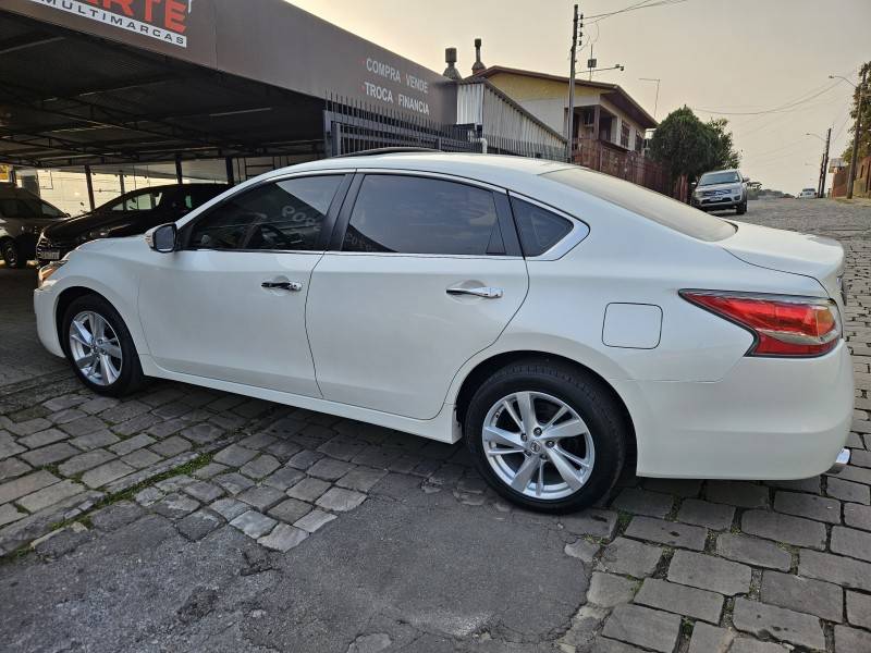 NISSAN - ALTIMA - 2013/2014 - Branca - R$ 65.900,00