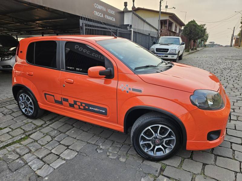 FIAT - UNO - 2011/2012 - Laranja - R$ 37.900,00