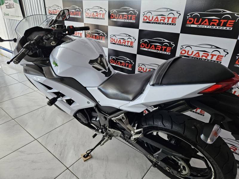 KAWASAKI - NINJA 300 - 2014/2015 - Branca - R$ 21.900,00