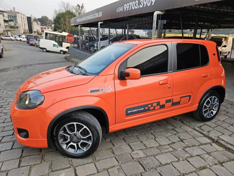 FIAT - UNO - 2011/2012 - Laranja - R$ 37.900,00