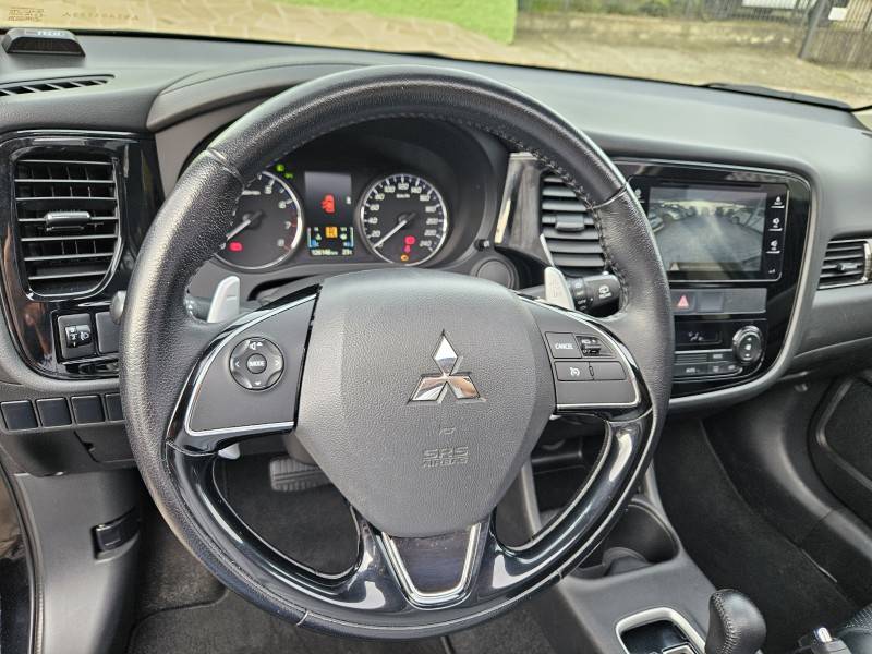 MITSUBISHI - OUTLANDER - 2015/2016 - Preta - R$ 87.900,00