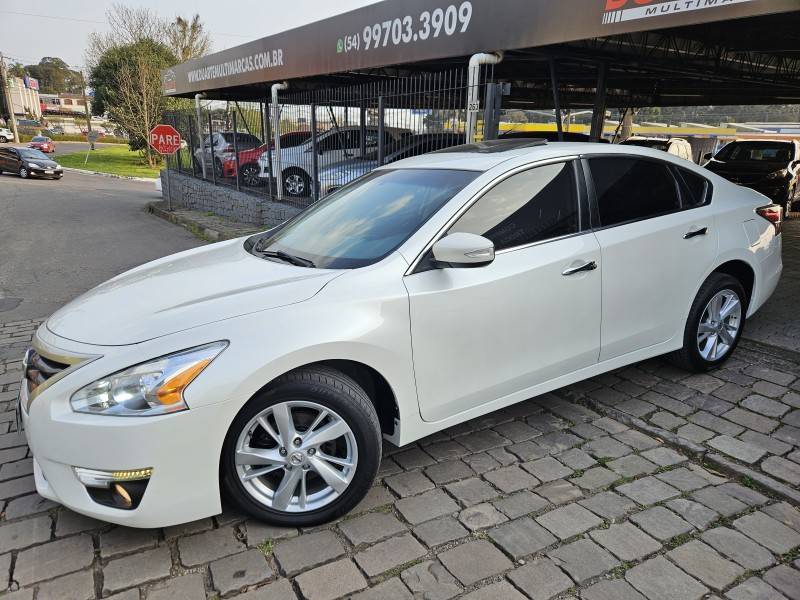 NISSAN - ALTIMA - 2013/2014 - Branca - R$ 65.900,00