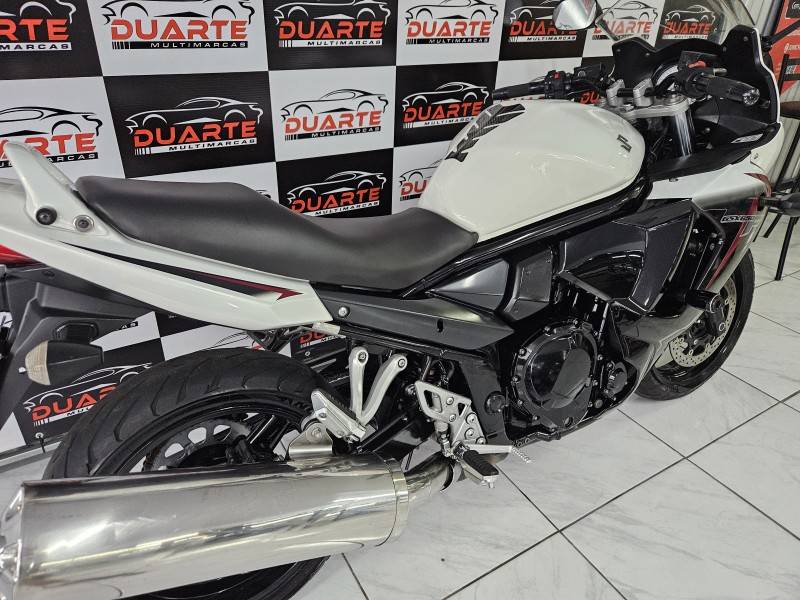 SUZUKI - GSX - 2011/2012 - Branca - R$ 29.900,00