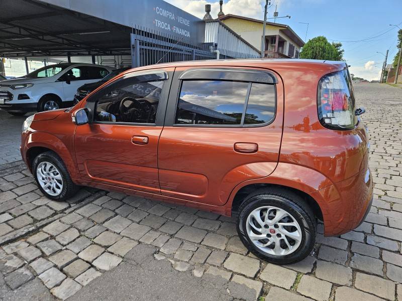 FIAT - UNO - 2015/2016 - Laranja - R$ 49.900,00