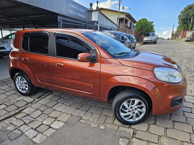 FIAT - UNO - 2015/2016 - Laranja - R$ 49.900,00