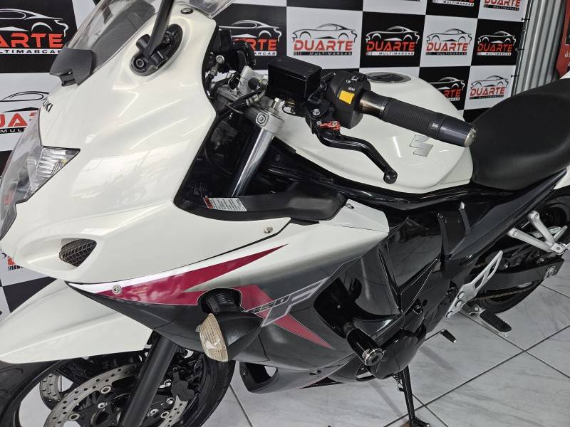 SUZUKI - GSX - 2011/2012 - Branca - R$ 29.900,00