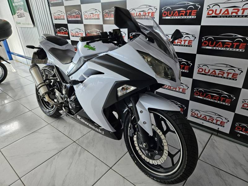 KAWASAKI - NINJA 300 - 2014/2015 - Branca - R$ 21.900,00