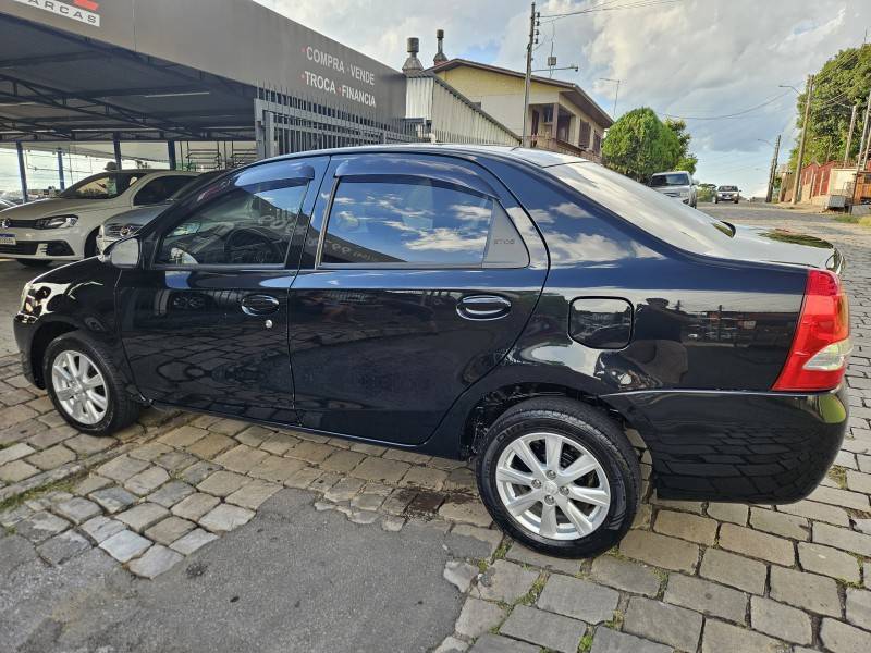 TOYOTA - ETIOS - 2016/2017 - Preta - R$ 61.900,00