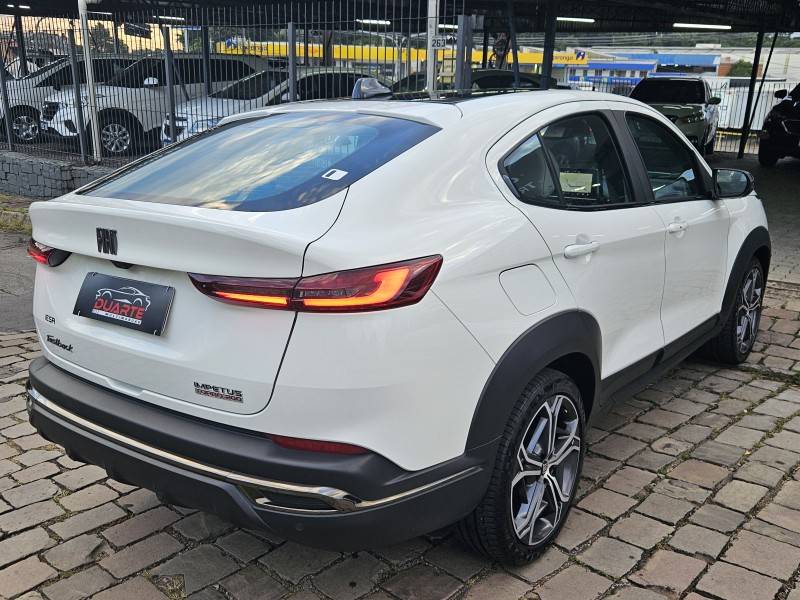 FIAT - FASTBACK - 2024/2025 - Branca - R$ 127.900,00